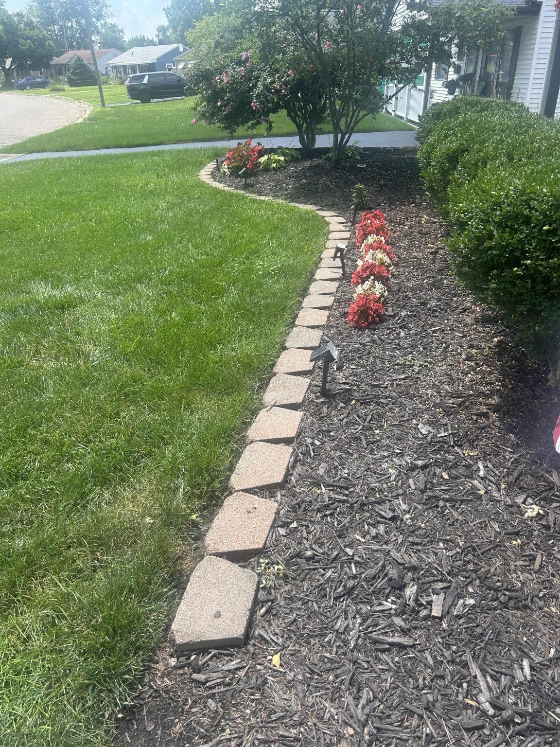 How to Edge Lawn With Mulch Beds: Easy Tips for a Perfect Yard - YardGears